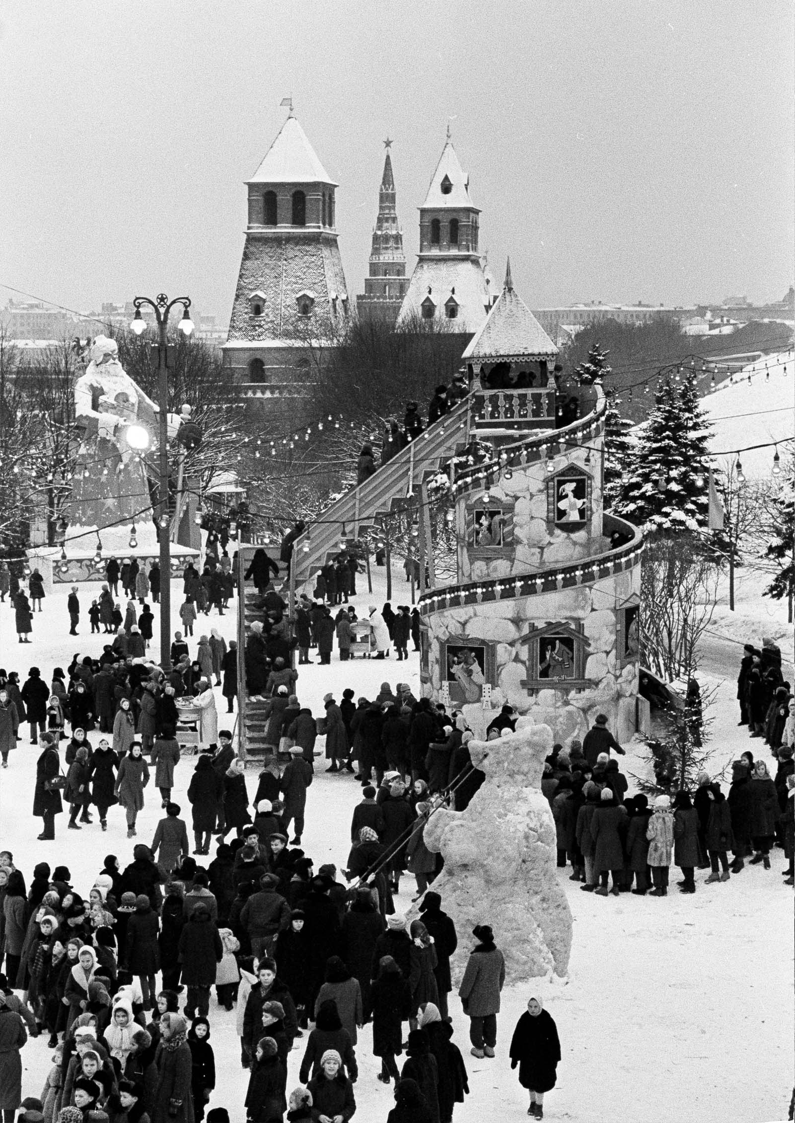 1961. В Тайницком саду во время новогодней ёлки в Кремле. Автор В. Егоров