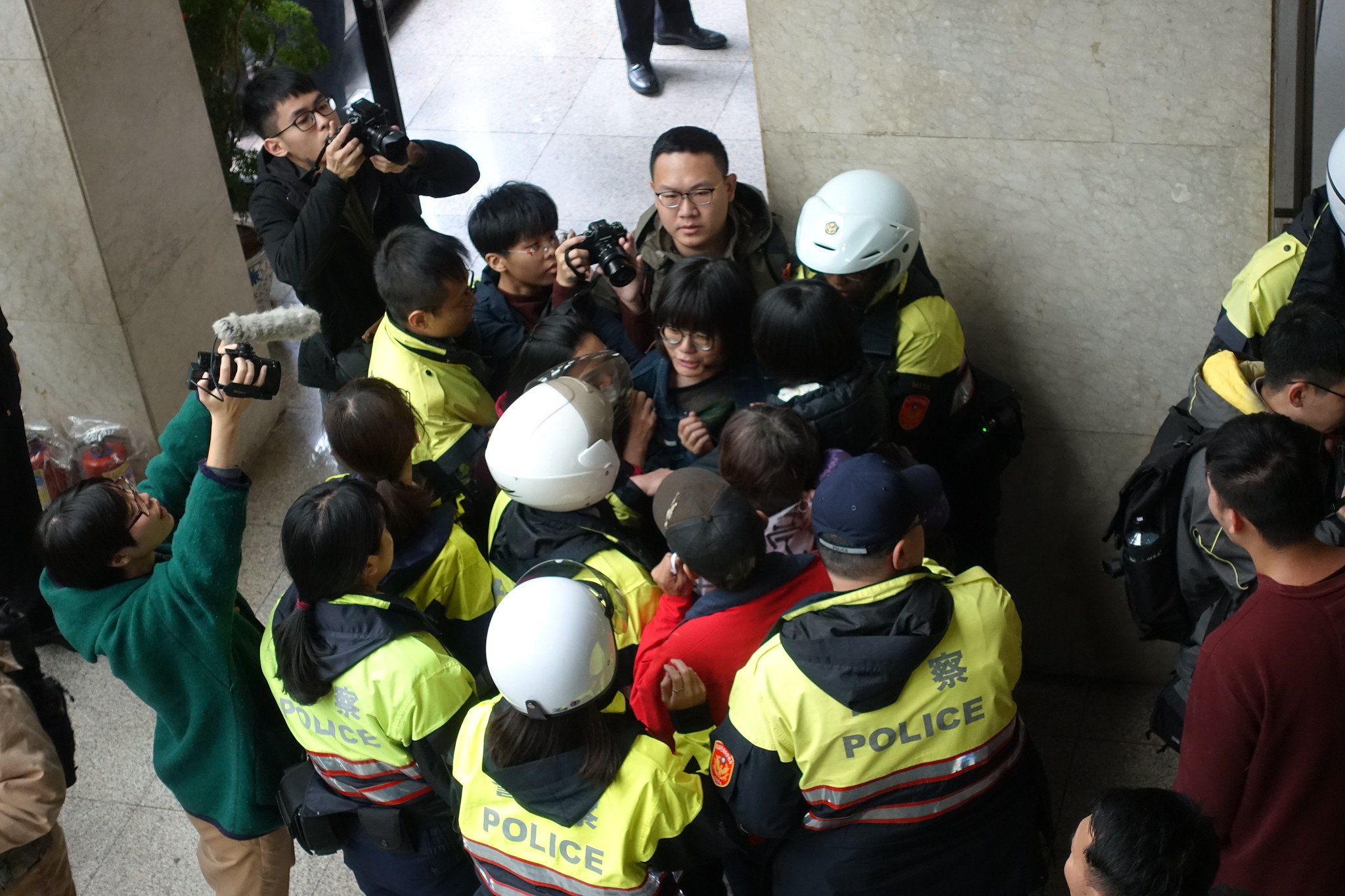 自救會學生被警察包圍。（攝影：張智琦）
