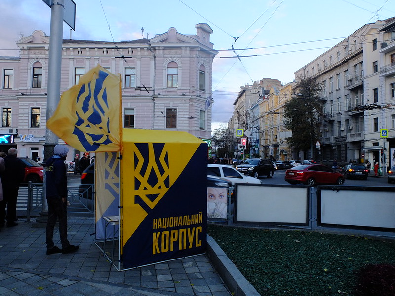 Желто-голубая Украина флаги, каждом, Украине, сейчас, голубой, Крутая, этикетка, флагом, национальным, машины, украшают, Дизайн, пытается, Мейзу, вляпались, неудачников, патриотизме, полицейские, сыграть, который