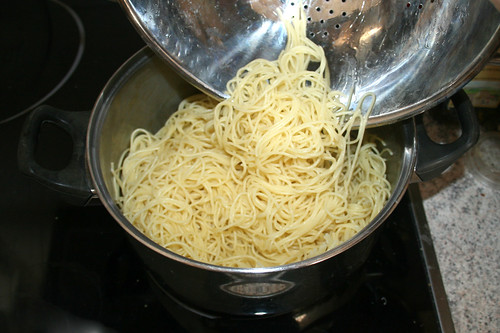 14 - Spaghetti zurück in Topf geben / Put spaghetti back in pot